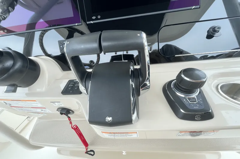 Slide: The Image of Boston Whaler 330 Outrage 2025 - 18