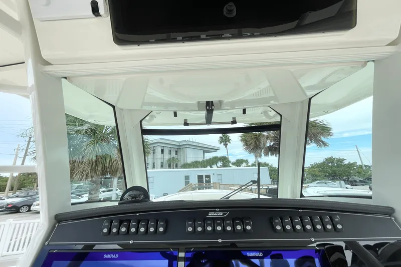 Slide: The Image of Boston Whaler 330 Outrage 2025 - 19