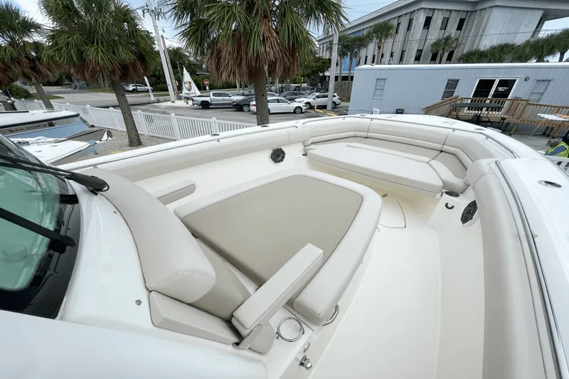 Slide: The Image of Boston Whaler 330 Outrage 2025 - 20