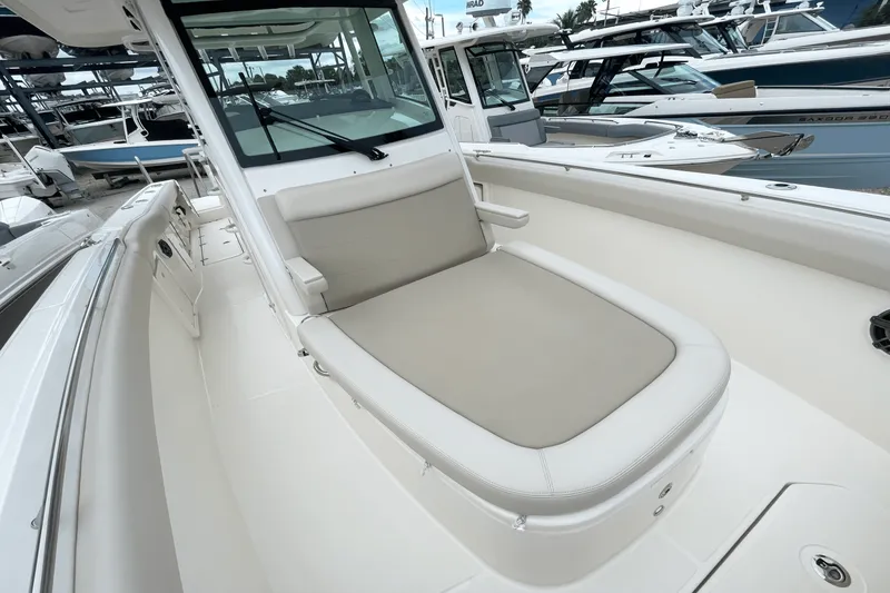 Slide: The Image of Boston Whaler 330 Outrage 2025 - 21