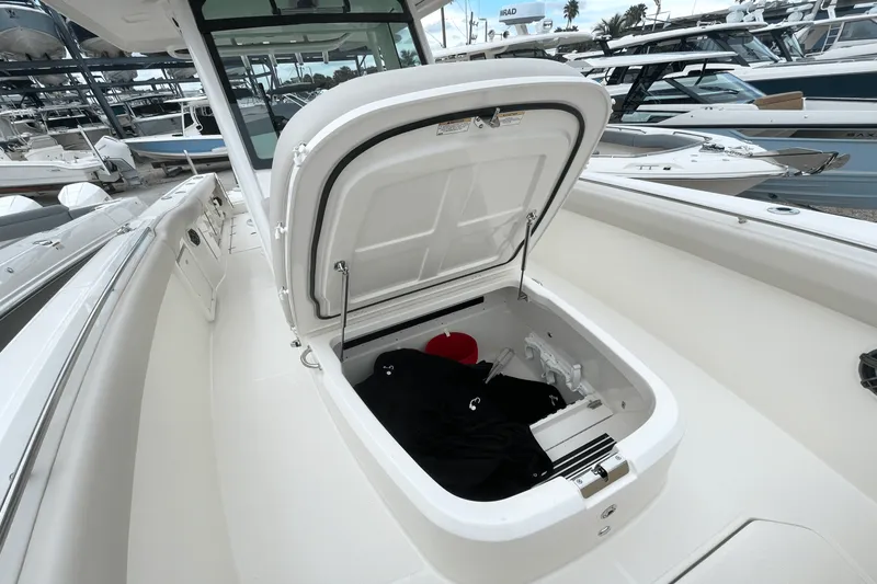Slide: The Image of Boston Whaler 330 Outrage 2025 - 29