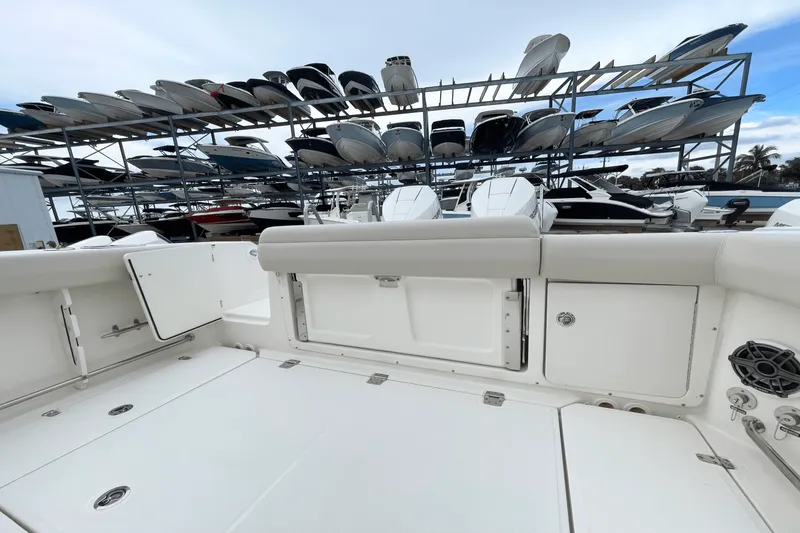 Slide: The Image of Boston Whaler 330 Outrage 2025 - 3