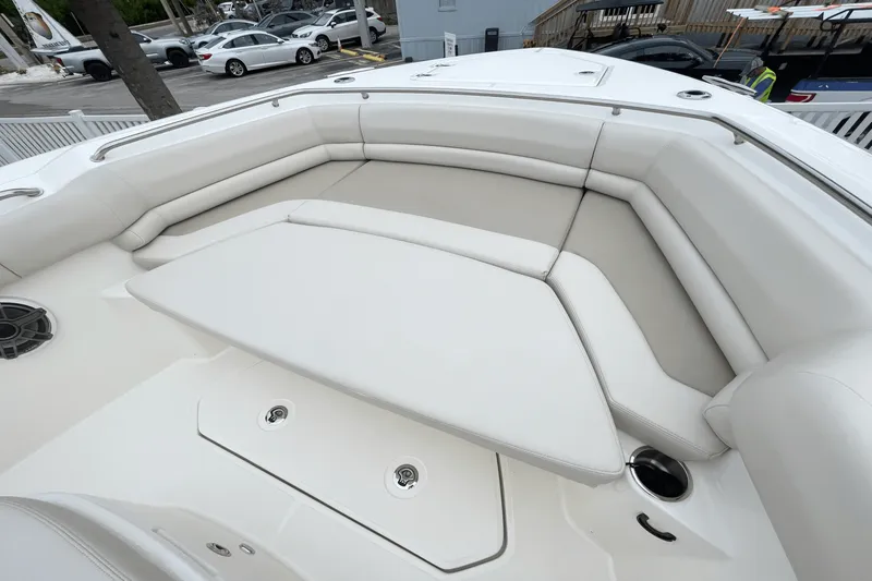 Slide: The Image of Boston Whaler 330 Outrage 2025 - 30