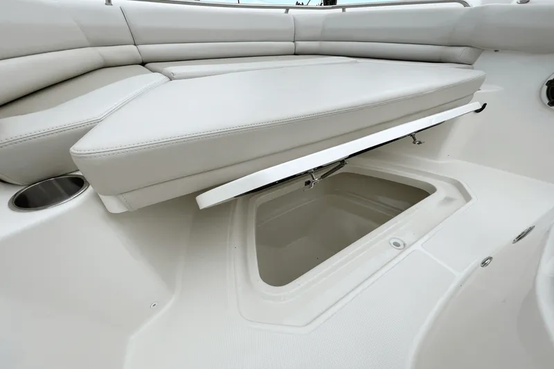 Slide: The Image of Boston Whaler 330 Outrage 2025 - 31