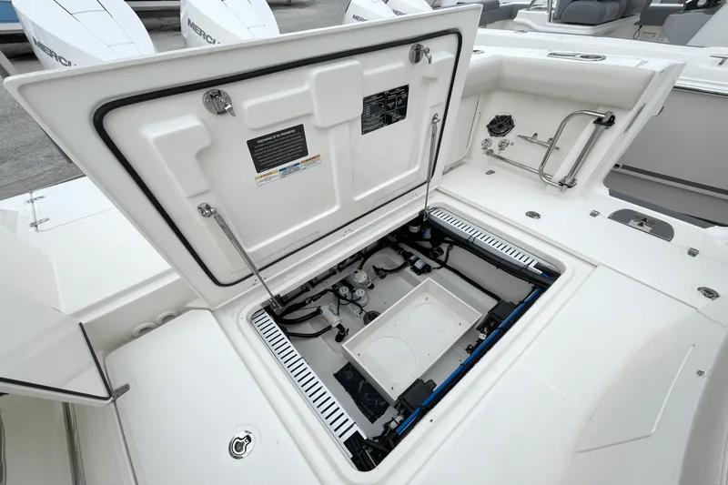 Slide: The Image of Boston Whaler 330 Outrage 2025 - 35