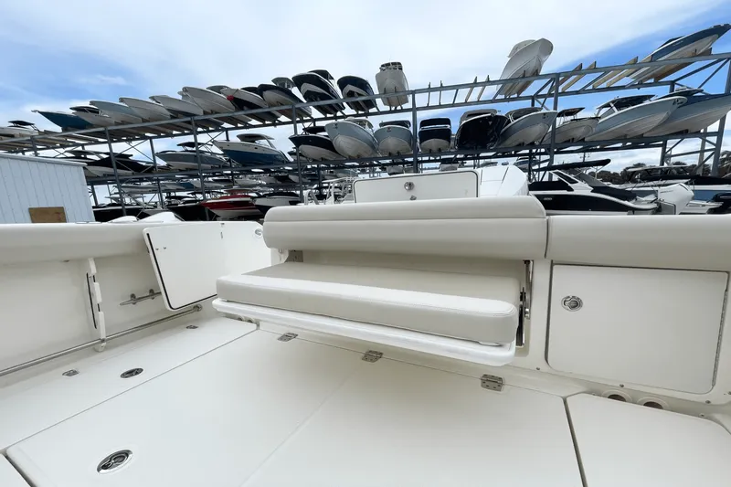 Slide: The Image of Boston Whaler 330 Outrage 2025 - 4