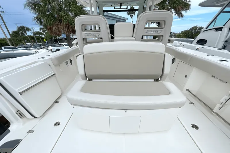 Slide: The Image of Boston Whaler 330 Outrage 2025 - 9