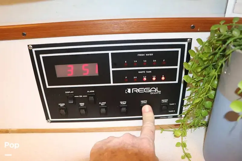 Slide: The Image of Regal Commodore 360 1991 - 14210110