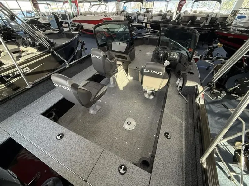 Slide: The Image of Lund 1800 Explorer Sport 2026 - 8