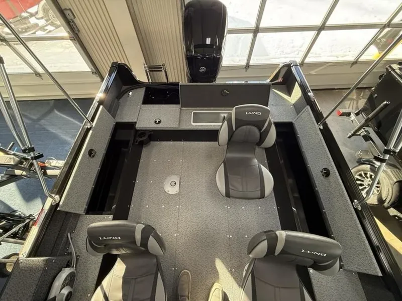 Slide: The Image of Lund 1800 Explorer Sport 2026 - 9