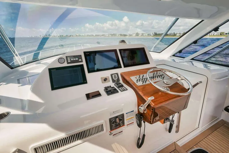Slide: The Image of Hatteras 45 Express 2016 - 50