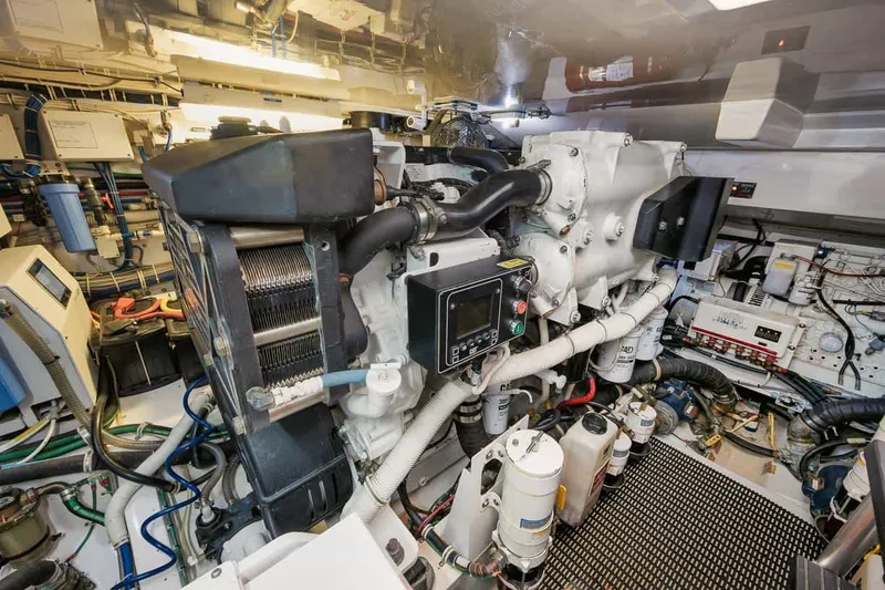 Slide: The Image of Hatteras 45 Express 2016 - 21
