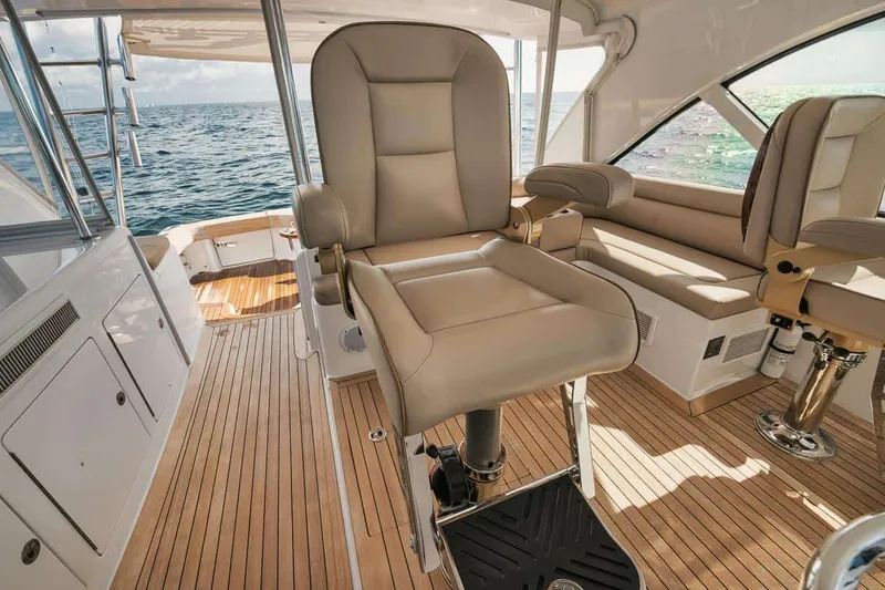 Slide: The Image of Hatteras 45 Express 2016 - 51
