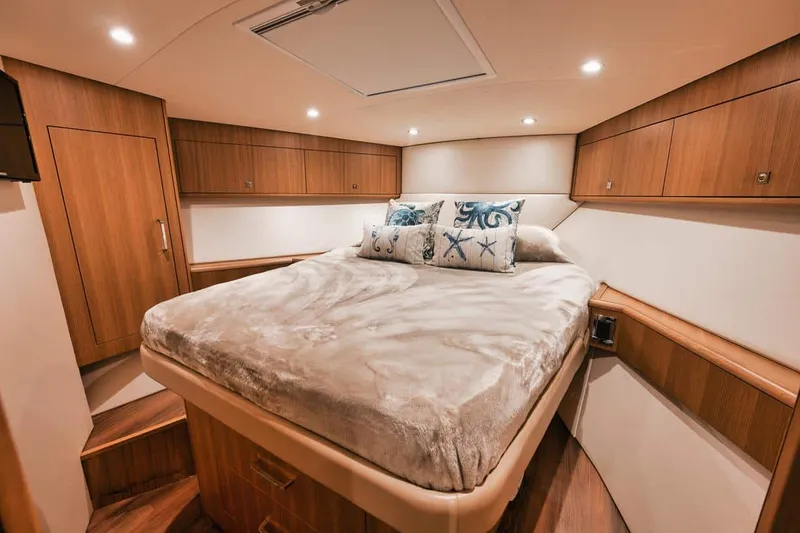 Slide: The Image of Hatteras 45 Express 2016 - 29