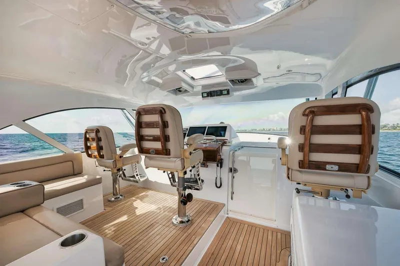 Slide: The Image of Hatteras 45 Express 2016 - 46