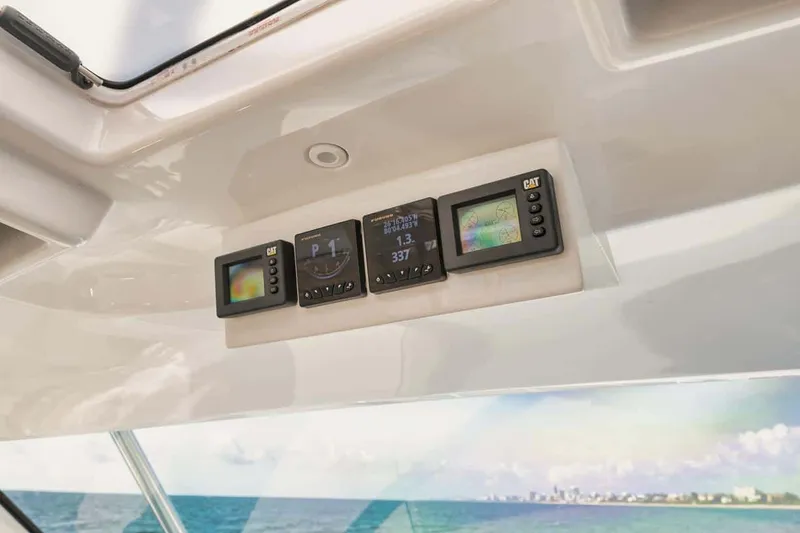 Slide: The Image of Hatteras 45 Express 2016 - 49