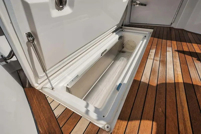 Slide: The Image of Hatteras 45 Express 2016 - 56