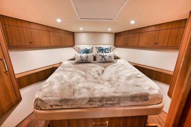 Slide: The Image of Hatteras 45 Express 2016 - 28