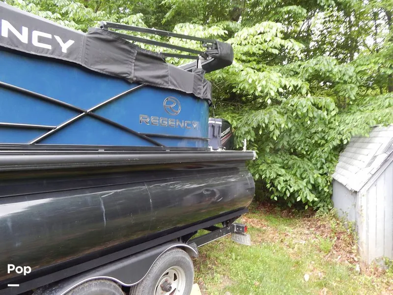 Slide: The Image of Regency 210 DL3 2019 - 14191841