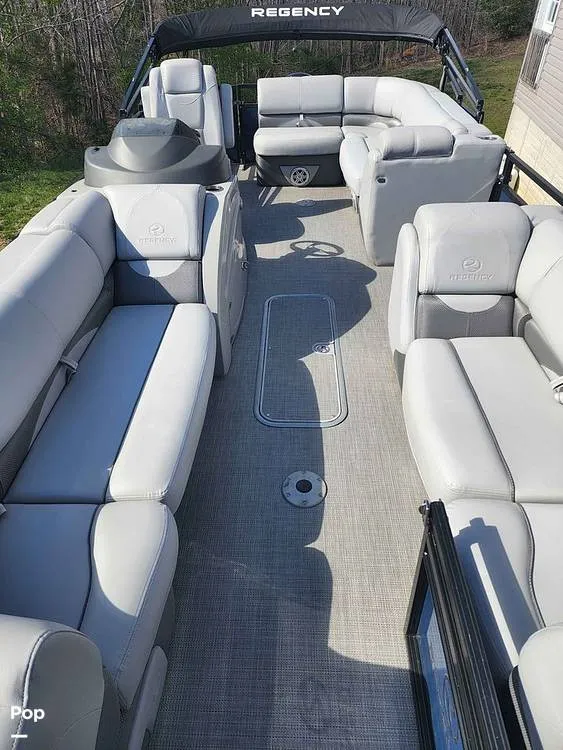 Slide: The Image of Regency 210 DL3 2019 - 14097421