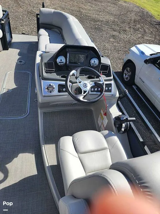 Slide: The Image of Regency 210 DL3 2019 - 14097426