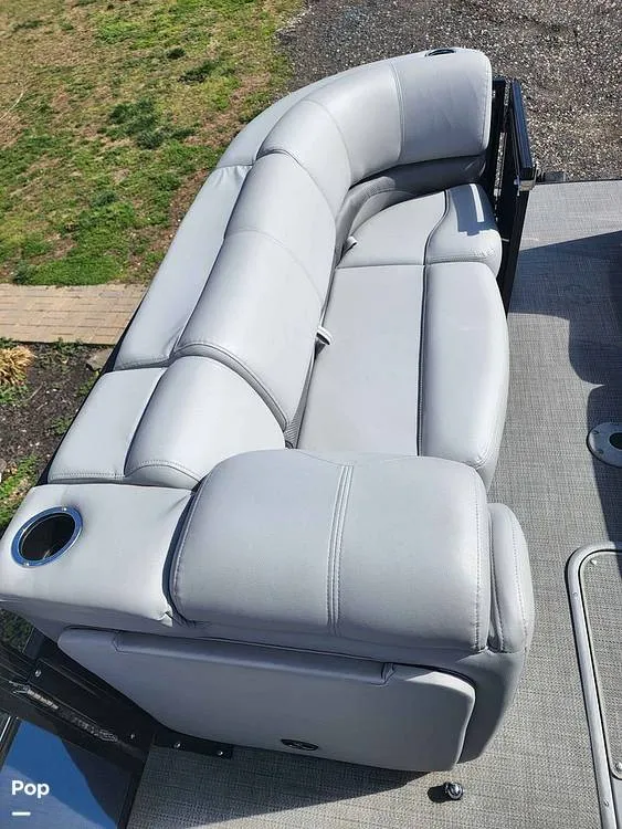 Slide: The Image of Regency 210 DL3 2019 - 14097423