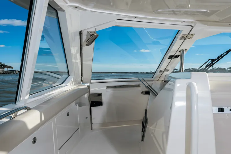 Slide: The Image of Boston Whaler 380 Realm 2026 - 123