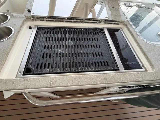 Slide: The Image of Boston Whaler 320 VANTAGE 2017 - 10