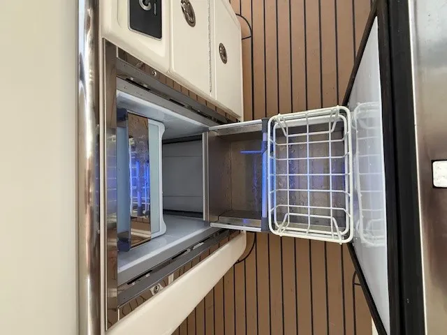 Slide: The Image of Boston Whaler 320 VANTAGE 2017 - 11