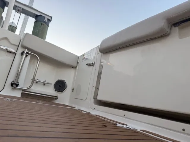 Slide: The Image of Boston Whaler 320 VANTAGE 2017 - 17