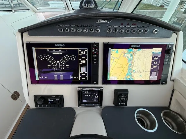 Slide: The Image of Boston Whaler 320 VANTAGE 2017 - 7