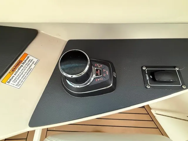 Slide: The Image of Boston Whaler 320 VANTAGE 2017 - 8