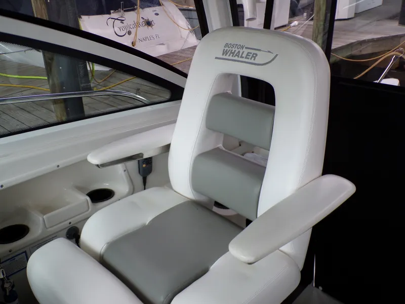 Slide: The Image of Boston Whaler 315 CONQUEST 2014 - 37