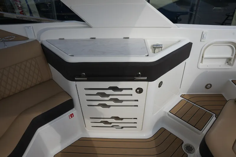 Slide: The Image of Sea Ray SLX 310 2026 - 16