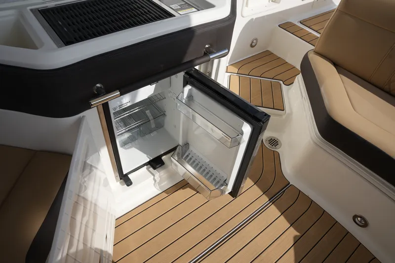 Slide: The Image of Sea Ray SLX 310 2026 - 17