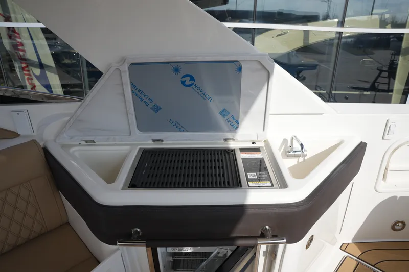 Slide: The Image of Sea Ray SLX 310 2026 - 18