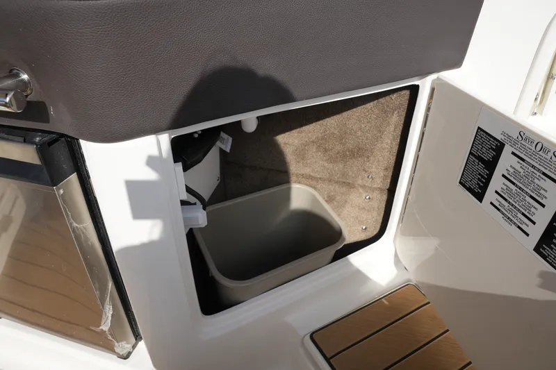 Slide: The Image of Sea Ray SLX 310 2026 - 19