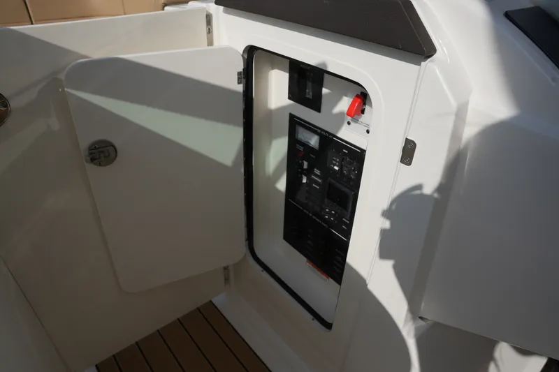 Slide: The Image of Sea Ray SLX 310 2026 - 35