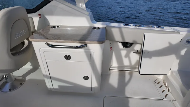Slide: The Image of Boston Whaler 240 Vantage 2026 - 13