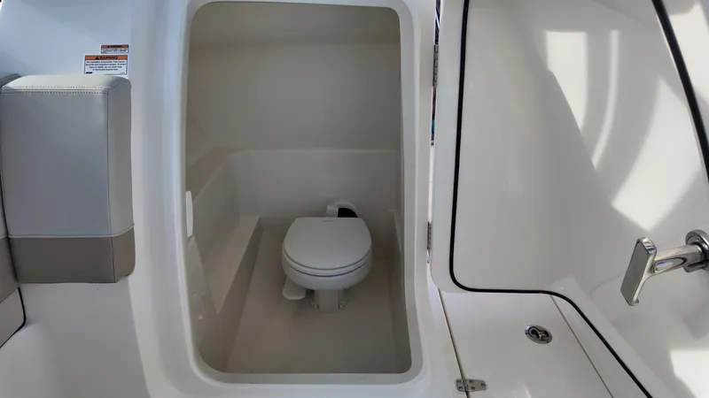 Slide: The Image of Boston Whaler 240 Vantage 2026 - 16