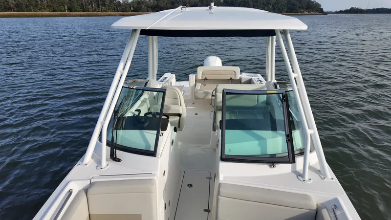 Slide: The Image of Boston Whaler 240 Vantage 2026 - 21