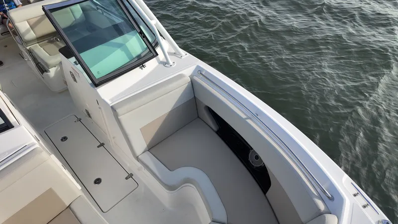 Slide: The Image of Boston Whaler 240 Vantage 2026 - 23