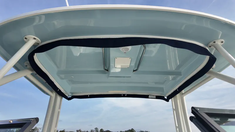 Slide: The Image of Boston Whaler 240 Vantage 2026 - 29