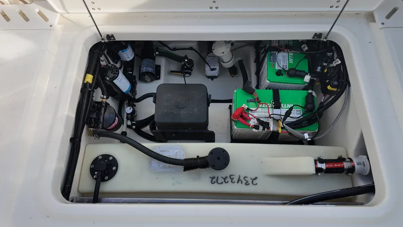 Slide: The Image of Boston Whaler 240 Vantage 2026 - 7