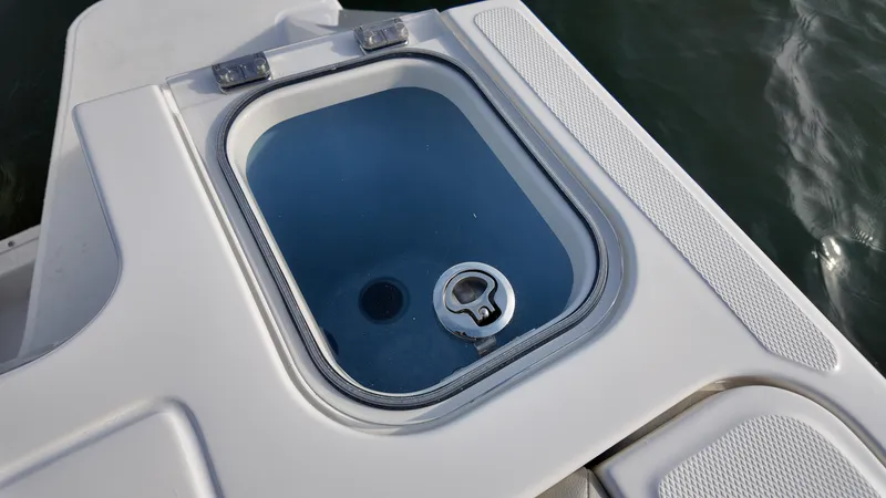 Slide: The Image of Boston Whaler 240 Vantage 2026 - 8