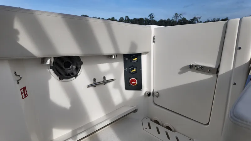 Slide: The Image of Boston Whaler 240 Vantage 2026 - 9