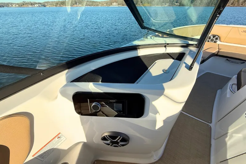 Slide: The Image of Sea Ray SDX 230 2026 - 23