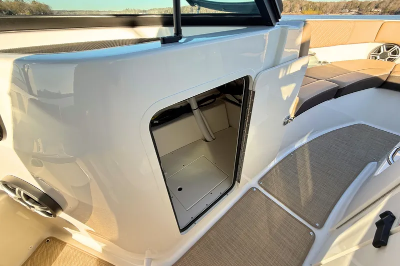 Slide: The Image of Sea Ray SDX 230 2026 - 24