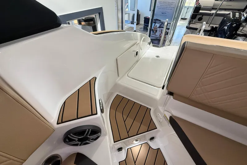 Slide: The Image of Sea Ray SDX 250 Surf 2026 - 10