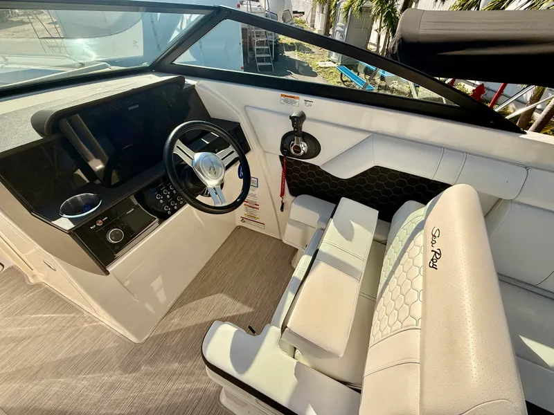 Slide: The Image of Sea Ray 270 SDX OB 2020 - 11